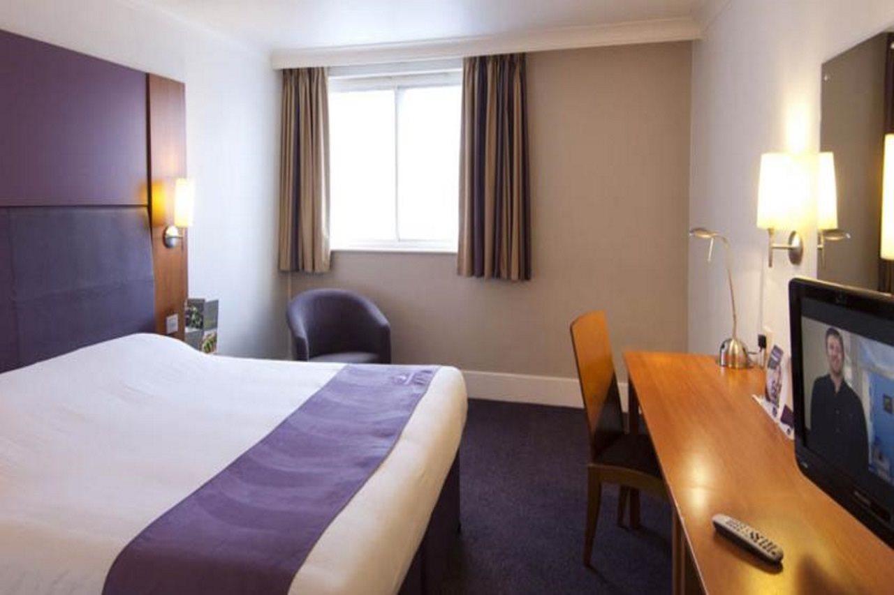 Premier Inn Manchester Bury Exteriör bild