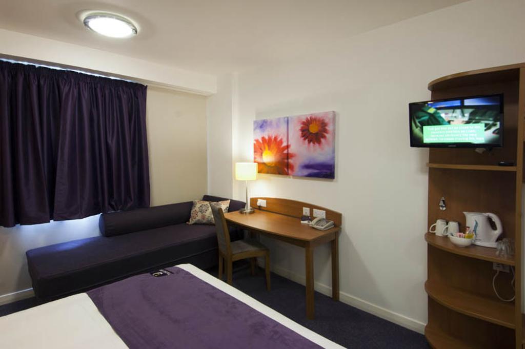 Premier Inn Manchester Bury Exteriör bild