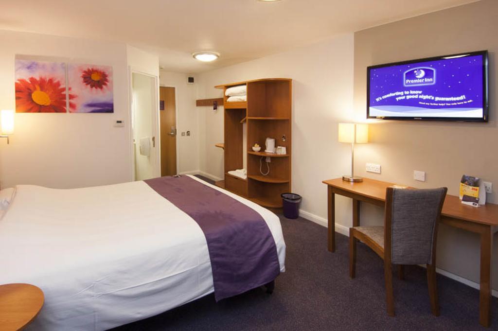 Premier Inn Manchester Bury Exteriör bild