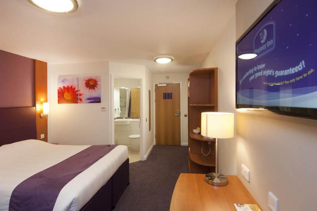 Premier Inn Manchester Bury Exteriör bild