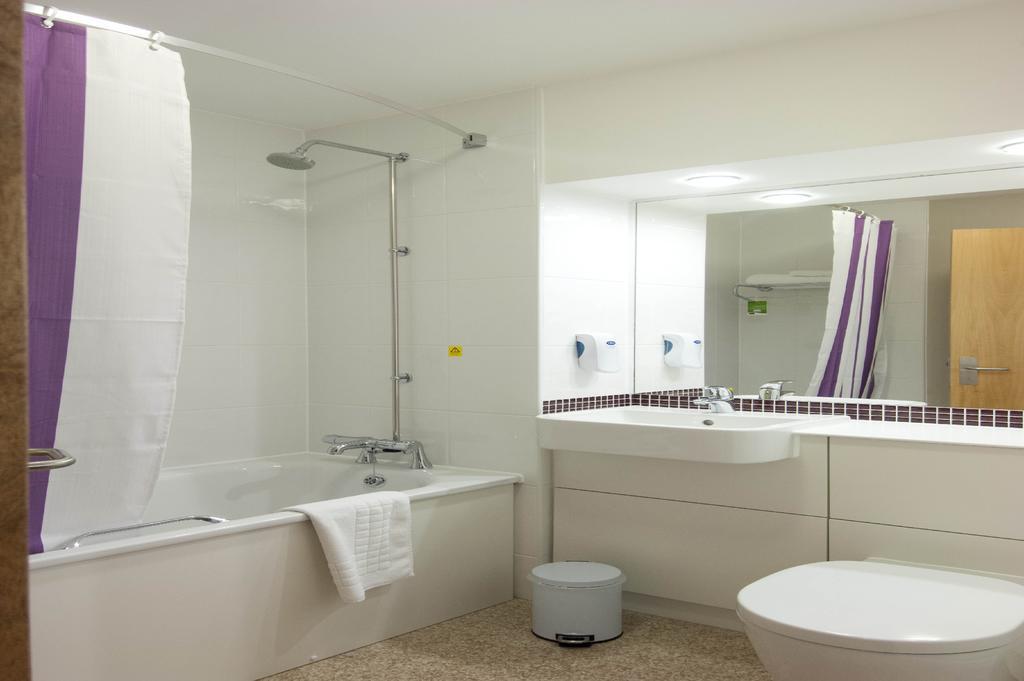 Premier Inn Manchester Bury Exteriör bild